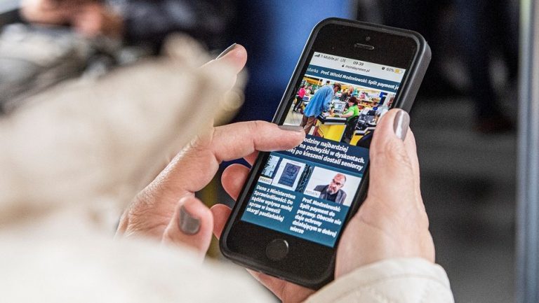 Darmowy telefon za oglądanie reklam? Ekspert: To bardzo możliwy scenariusz