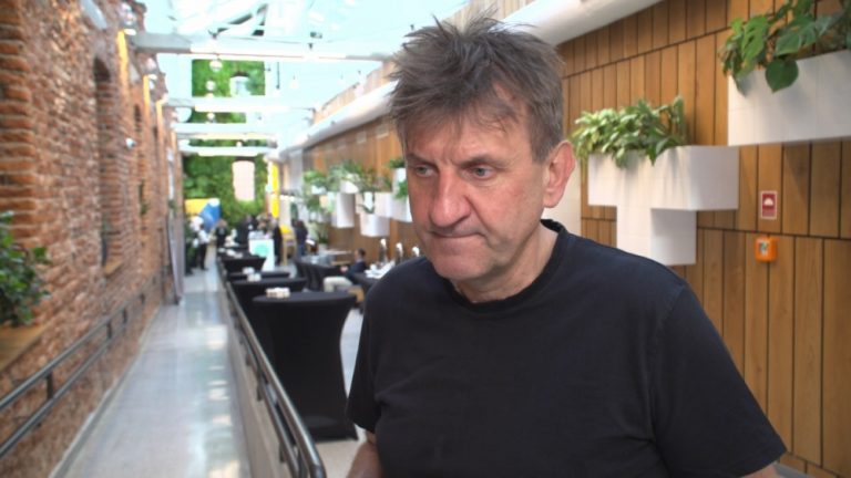 Marek Kamiński wyrusza w podróż w towarzystwie robota. Chce promować zdobycze nowoczesnej techniki oraz lokalną kryptowalutę