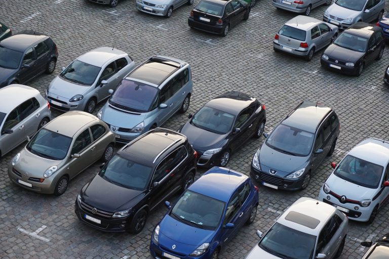 Osiedlowa walka o miejsca parkingowe