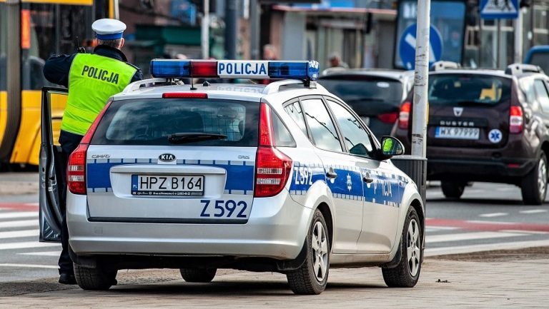 W ciągu 11 miesięcy ub.r. Policja ujawniła blisko 70 tys. wykroczeń w zakresie korzystania z telefonu podczas jazdy