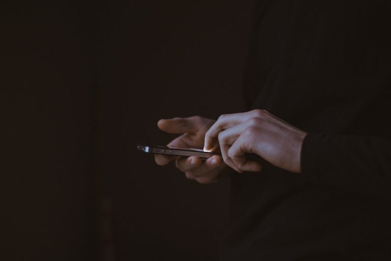 Badanie Ericsson: używanie smartfona mniej szkodliwe dla środowiska od steka?
