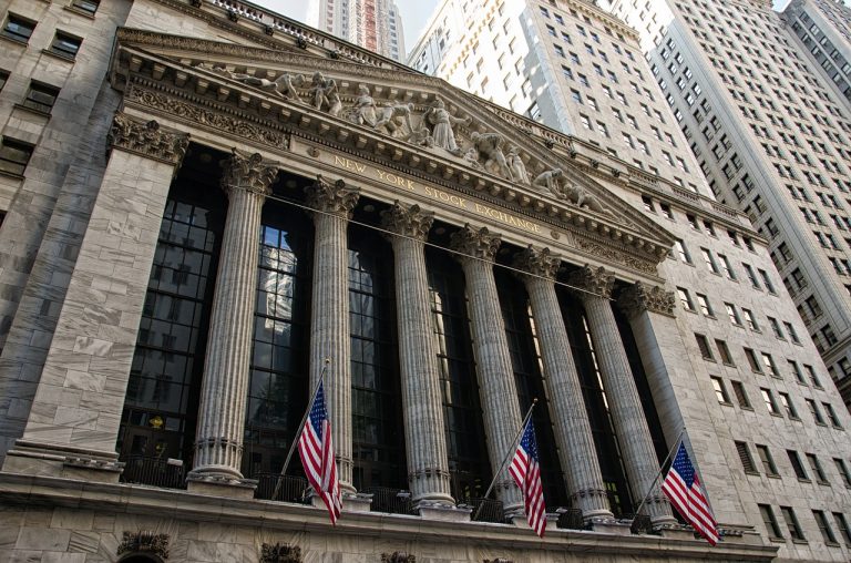 Warren Buffett dokupuje akcje Bank of America