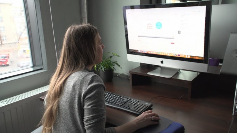 Sprzedaż bezpośrednia przechodzi w całości do internetu. Branża walczy też z nieuczciwymi sprzedawcami, którzy chcą zarobić na koronawirusie