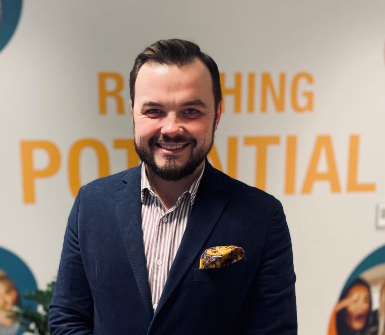 Jak wprowadzić pracę zdalną i efektywnie pracować z domu?