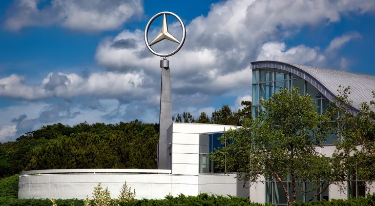 Mercedes-Benz obserwuje silny popyt – rośnie sprzedaż ekskluzywnych i zelektryfikowanych modeli z gwiazdą