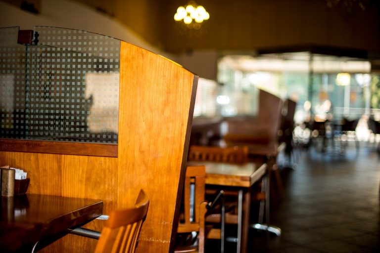 Polacy coraz więcej wydają na gastronomię. Ulice handlowe ewoluują w kierunku miejsc spotkań