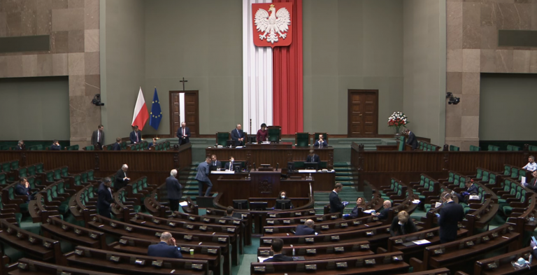 Sejm w nocnym głosowaniu uchwalił tarczę antykryzysową i jednocześnie zablokował możliwość jej niezwłocznego wprowadzenia
