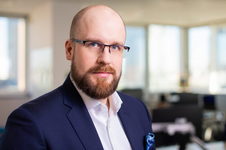 Cezary Piekarski dyrektorem globalnego pionu cyberobrony i zarządzania zagrożeniami banku Standard Chartered
