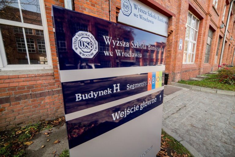 VMware umożliwia Wyższej Szkole Bankowej we Wrocławiu prowadzenie studiów online w czasach pandemii
