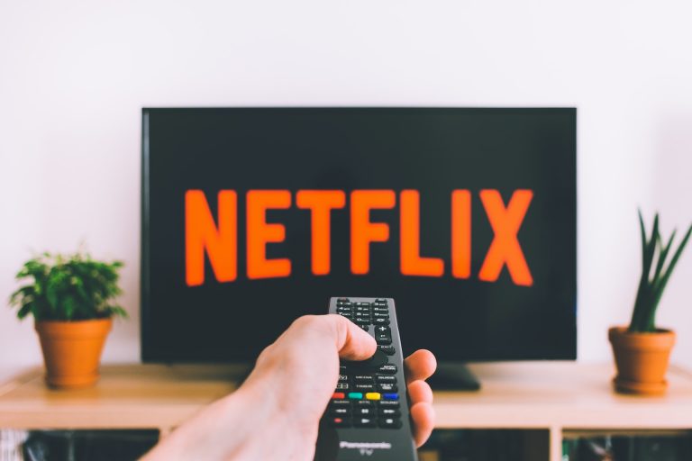 Netflix z rekordowym zaangażowaniem widzów, ale zyski poniżej oczekiwań. Inwestorzy reagują spadkiem kursu
