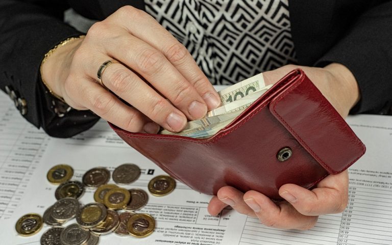 Co piąty Polak był już na wakacjach, co dziesiąty z powodu pandemii zrezygnował z planowanych inwestycji