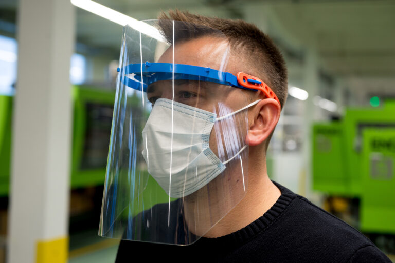 Drutex startuje z produkcją przyłbic ochronnych