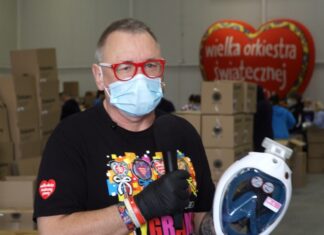 Przerobione maski do nurkowania będą chronić pracowników medycznych. Do szpitali w całej Polsce trafi ich w tym tygodniu 10 tys.