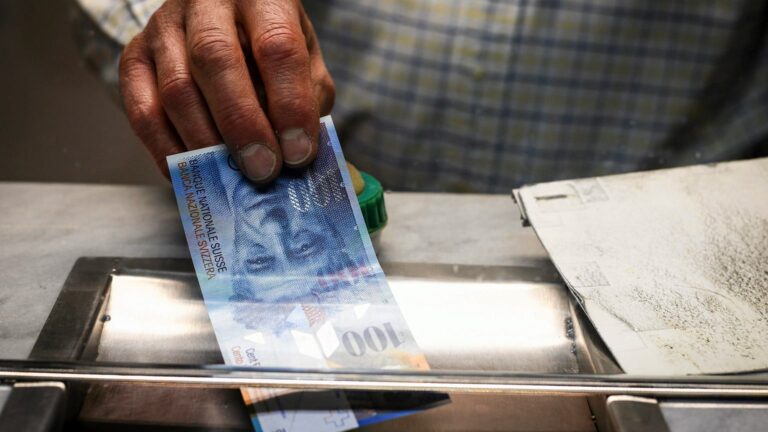 Ekonomiści uspokajają. Wynik wyborczy stabilizuje kurs CHF. Bariera 5 zł w tym roku jest mało prawdopodobna