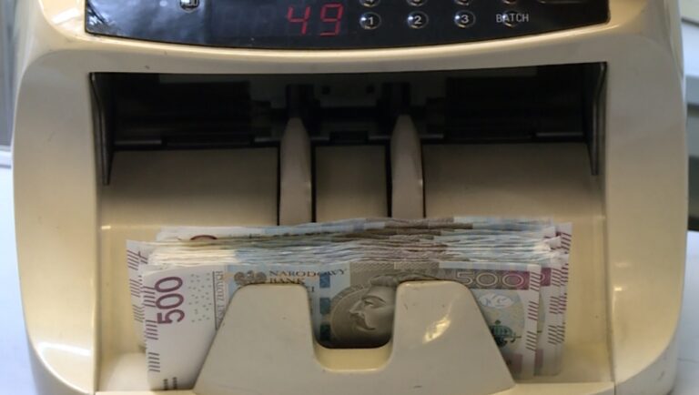 Sektor finansowy na wojnie z fałszerzami pieniędzy. Inwestuje w coraz bardziej innowacyjne technologie druku