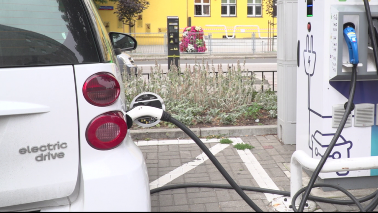 Rynek aut elektrycznych po pandemii czeka dynamiczny wzrost. Pomoże w tym Komisja Europejska [DEPESZA]