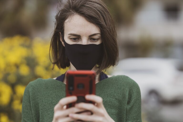 Śledzenie rozpowszechniania się Covid-19 za pomocą smartfonów? Są poważne obawy dotyczące bezpieczeństwa