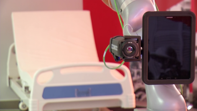 Roboty walczą z rozprzestrzenianiem się koronawirusa. Dezynfekują pomieszczenia i ułatwiają zachowanie dystansu społecznego