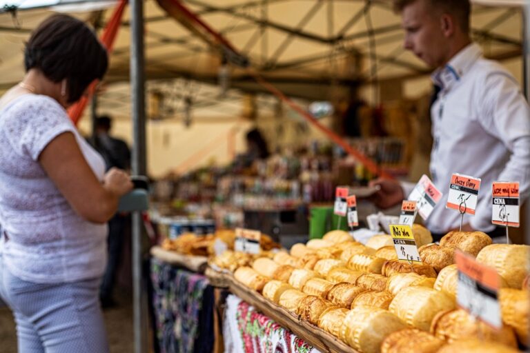 Polacy murem za lokalnymi producentami. Sklepy powinny część towarów kupować właśnie od nich