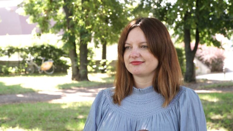 Polacy obawiają się drugiej fali pandemii. Co czwarty ogranicza wydatki, a ponad połowa wybiera polskie produkty i krajowe atrakcje turystyczne