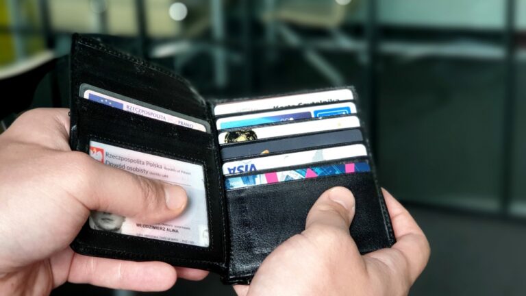W wakacje aktywni stają się oszuści i cyberprzestępcy. Urlopowicze muszą uważać na bezpieczeństwo swoich finansów i danych