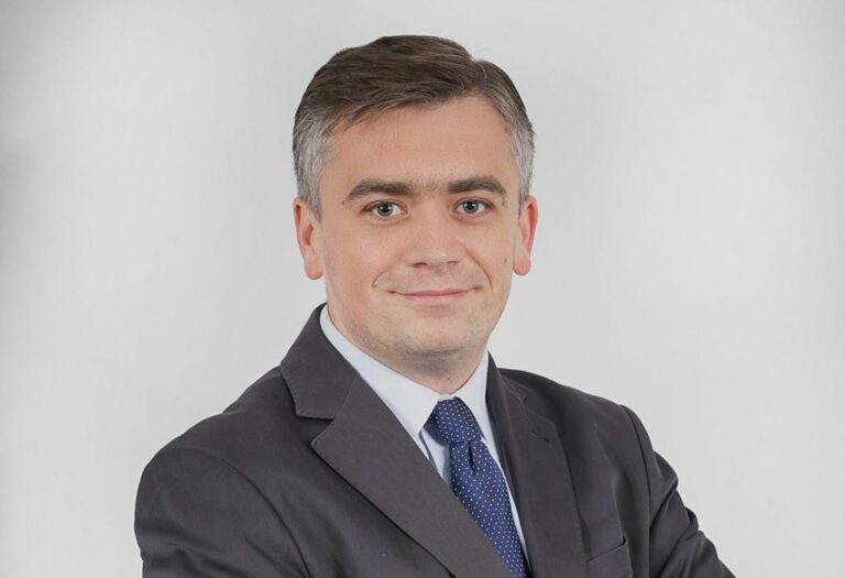 Cyfryzacja zasobów informacji coraz bardziej popularna wśród polskich firm – rozmowa z Przemysławem Kędziorem