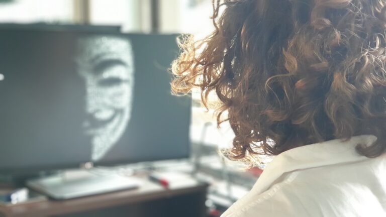 W czasie pandemii 80 proc. firm odnotowało zwiększoną liczbę cyberataków.  Mimo tego większość redukuje zespoły ds. cyberbezpieczeństwa