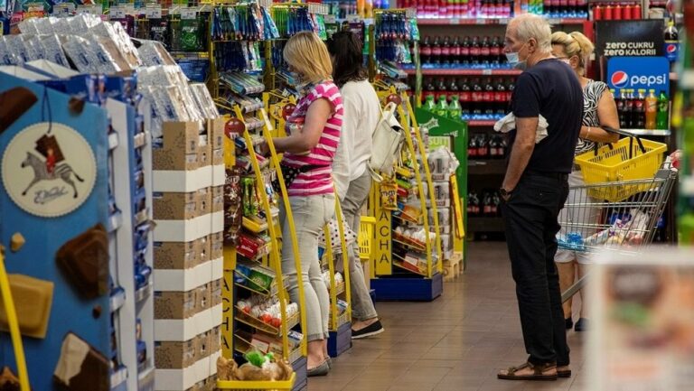 Większość konsumentów popiera pomysł wprowadzenia czasowego zakazu dotykania towarów w sklepach