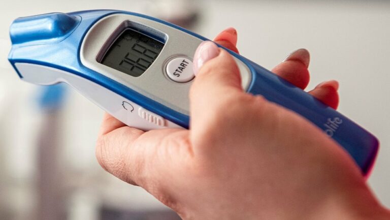 Kontrowersje wokół mierzenia temperatury pracownikom. Prawnicy mocno podzieleni w tej kwestii