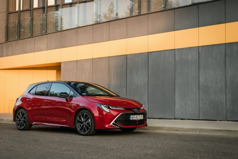 Hybrydy dominują na rynku aut na prąd. Corolla Hybrid liderem