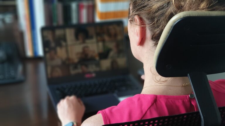 Technologie zmieniają dotychczasowy model pracy. Urządzenia łączące dotykowe monitory z mikrofonem i kamerą ułatwiają zdalną komunikację
