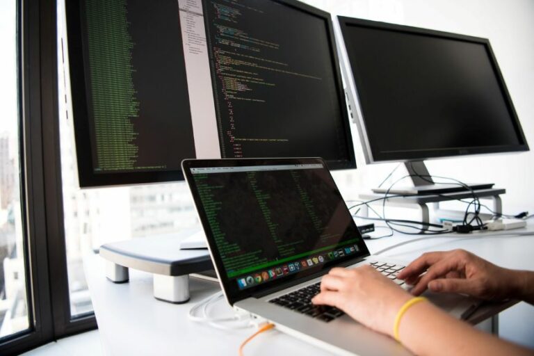Jak wybrać firmę informatyczną? 5 wskazówek