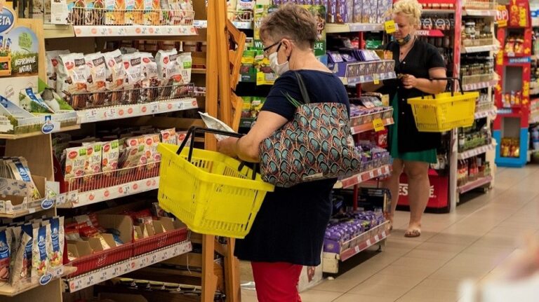 Zmniejsza się liczba klientów bez maseczek. Pracownicy sklepów zdecydowanie odważniej reagują