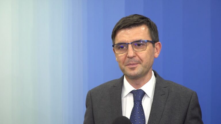 Prawie połowa dorosłych Polaków odczuwa przewlekły <a title=