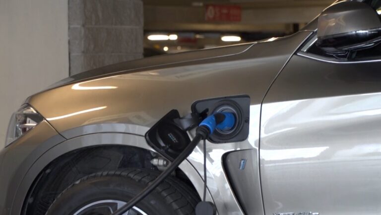 Eksperci: Zabezpieczenia przeciwpożarowe polskich parkingów podziemnych i tuneli nie są przygotowane na pojazdy elektryczne