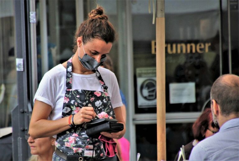 Dramatyczna sytuacja pracowników gastronomii. Mnóstwo skarg na zwolnienia i brak wynagrodzenia
