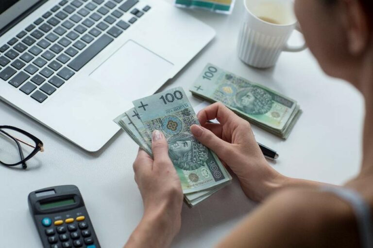 Polacy spóźniają się z bieżącymi opłatami. Najczęściej ci z dochodami poniżej 1 tys. i od 7 do 9 tys. złotych