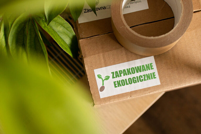 Zielona awangarda w e-commerce: zobacz jak e-shopy pakują ekologicznie