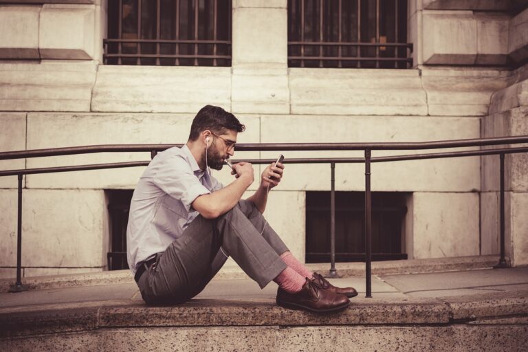 Cierpimy na obsesję powiadomień, telefon sprawdzamy 160 razy dziennie