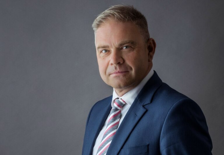 Dr Dawid Piekarz: dławiąca globalizacja