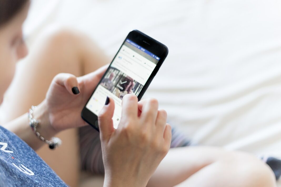 telefon social media