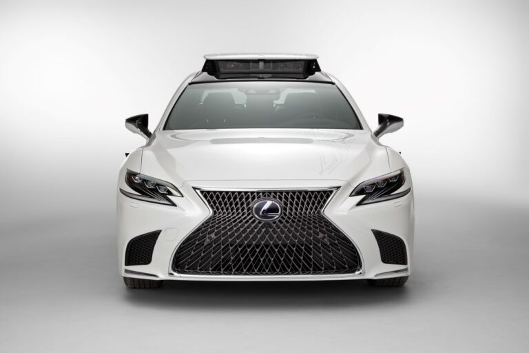 Autonomiczne pojazdy do ładowania i tankowania samochodów – nowy patent Toyoty