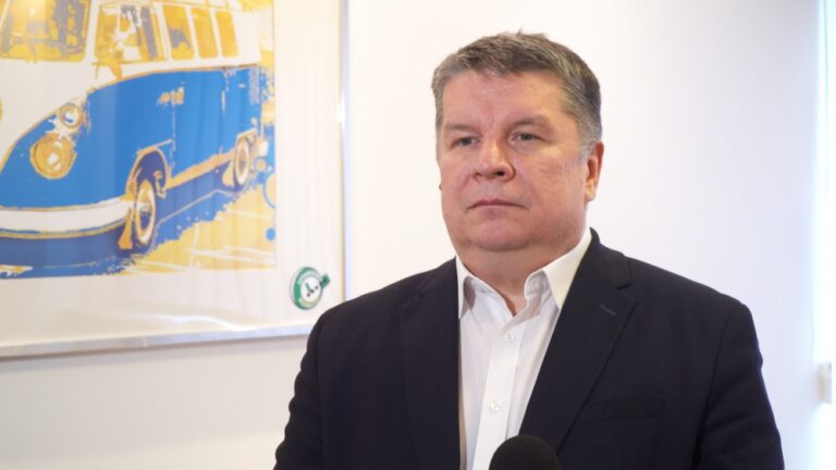Nowe programy dopłat do zakupu elektryków mogą ruszyć w przyszłym roku. Sprzedawcy apelują o wyższe kwoty i brak limitów cenowych