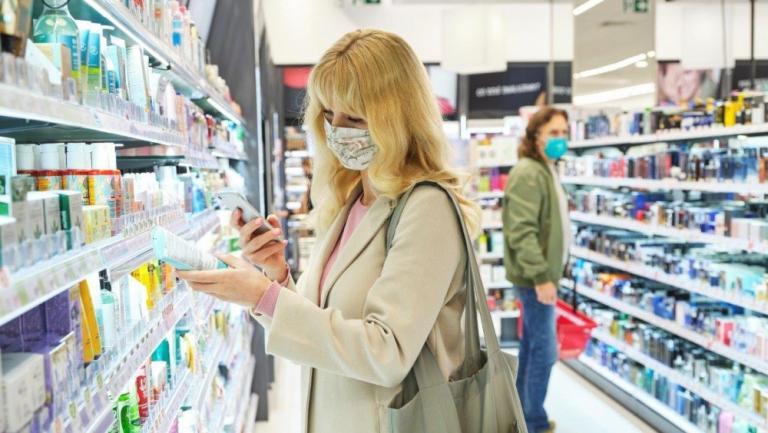 Technologiczna rewolucja w handlu przyspieszyła dzięki pandemii. Skanowanie i płatności w aplikacji mobilnej mają zwiększyć bezpieczeństwo zakupów