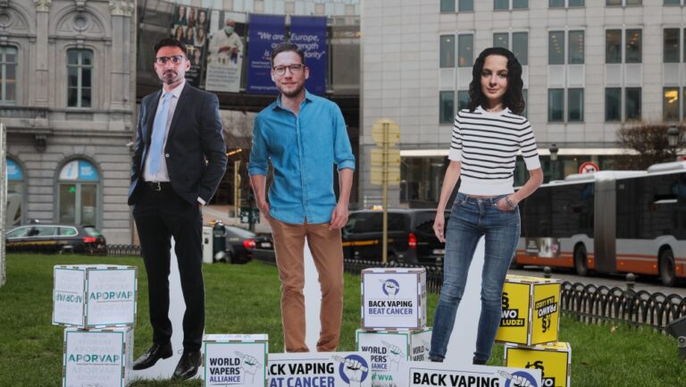 Europejska komisja rozstrzygnie, czy e-papierosy można włączyć do programu walki z nowotworami. Apeluje o to grupa organizacji „Prawo dla ludzi”