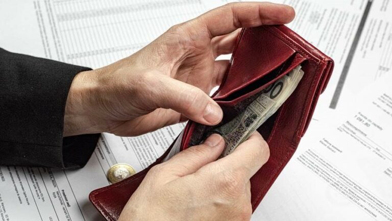 Rząd szybciej podniesie podatki, niż zabierze ludziom 500+. Eksperci: Gospodarka potrzebuje tych pieniędzy