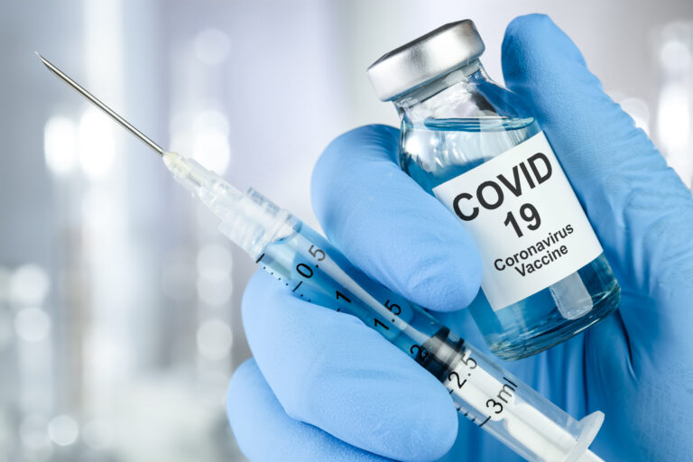Przeciwników szczepienia na COVID-19 ciężko będzie przekonać. 74% nie uznaje rządowych zachęt