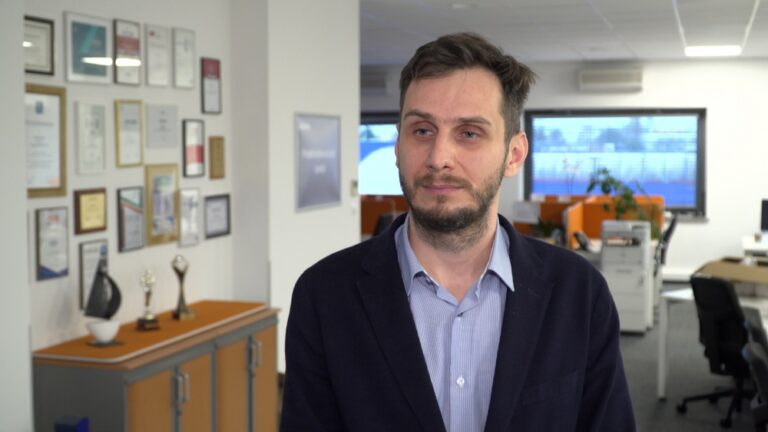 Polacy coraz częściej decydują się na ubezpieczenia z opcją leczenia za granicą. Korzystają z tego także w przypadku lockdownu i zamknięcia granic