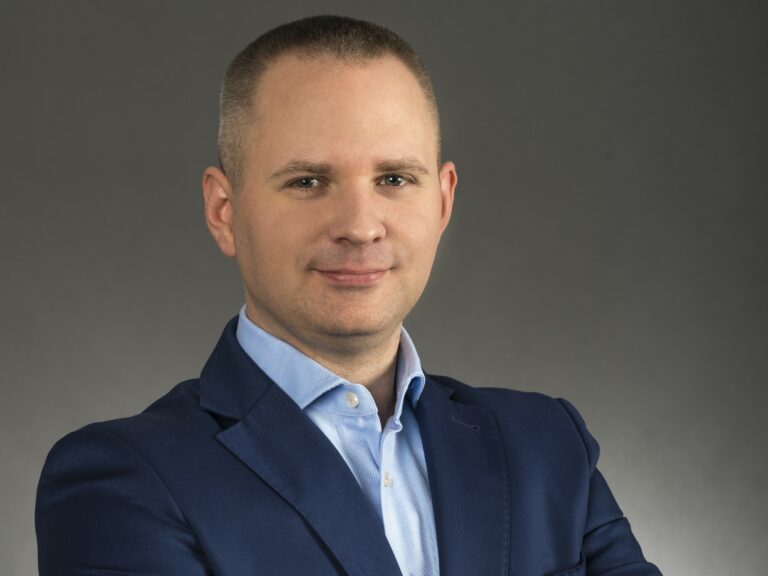 Cyfryzacja opanowuje biznes, ale brakuje specjalistów i pieniędzy