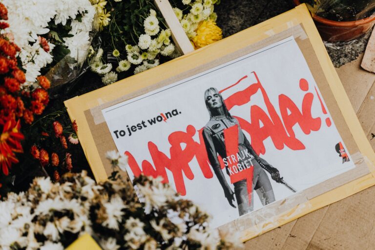 Polacy przeciw upolitycznieniu protestów Strajku Kobiet